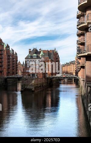Le restaurant Wasserschloss est le bâtiment central emblématique construit sur une île dans le quartier des entrepôts de Speicherstadt à Hambourg. Construit de 1883 à 1927. Banque D'Images