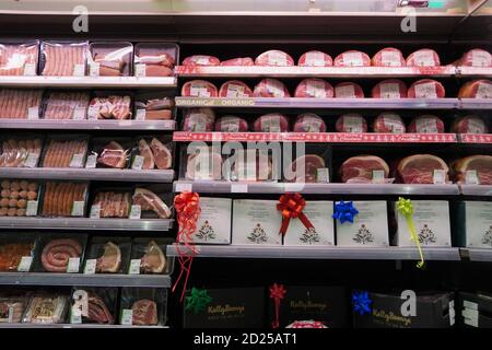 Viande, supermarché, boucher. Paquets de viande au supermarché. Allée de la viande dans le supermarché. Viandes emballées dans la section réfrigérée du supermarché. Bacon, Banque D'Images