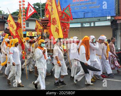 Phuket Town / Thaïlande - 7 octobre 2019: Festival végétarien de Phuket ou Fête des neuf dieux Empereur procession de rue, défilé avec des taoïstes Peranakan Banque D'Images