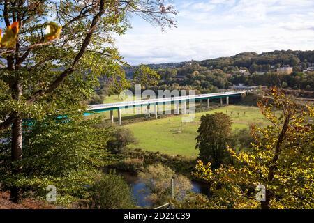 Pont de la route fédérale B 226n au-dessus de la Ruhr, Wetter à la ruhr, Rhénanie-du-Nord-Westphalie, Allemagne. Bruecke der B 226n uber die Ruhr in Banque D'Images