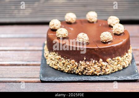 Gâteau au chocolat sur une table en bois avec des noix Banque D'Images