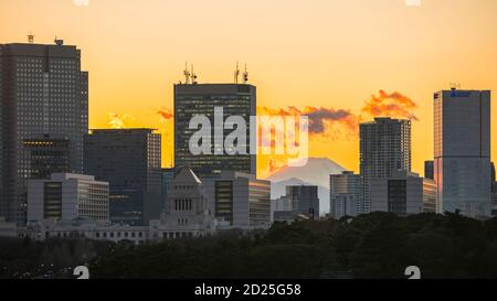 Le Mont Fuji apparaît au coucher du soleil à Nagatacho Chiyoda Tokyo Japon. Banque D'Images