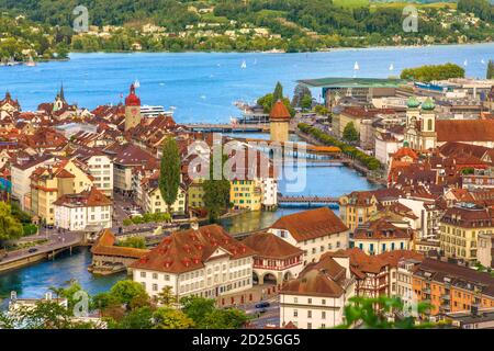 Vue aérienne des détails de la ville de Lucerne et du lac de Lucerne, canton de Lucerne, Suisse. Panorama incroyable au coucher du soleil. Banque D'Images