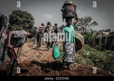 6 octobre 2020: Résidents locaux des bidonvilles de Kibera à la recherche de nouvelles maisons après que leurs maisons ont été démolies par le chemin de fer du Kenya après avoir réclamé leurs terres aux résidents. Credit: Donwilson Odhiambo/ZUMA Wire/Alay Live News Banque D'Images