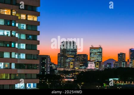 Le Mont Fuji apparaît au coucher du soleil à Nagatacho Chiyoda Tokyo Japon. Banque D'Images