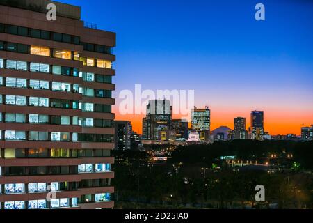 Le Mont Fuji apparaît au coucher du soleil à Nagatacho Chiyoda Tokyo Japon. Banque D'Images