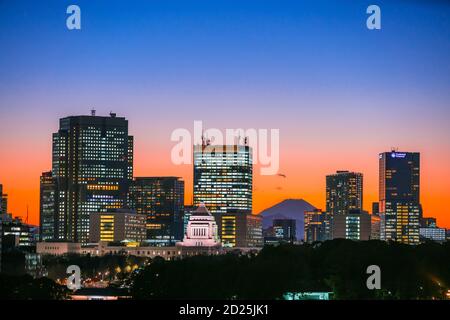 Le Mont Fuji apparaît au coucher du soleil à Nagatacho Chiyoda Tokyo Japon. Banque D'Images