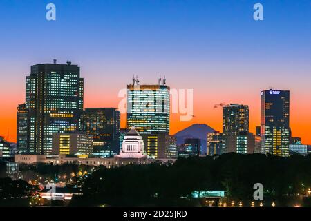 Le Mont Fuji apparaît au coucher du soleil à Nagatacho Chiyoda Tokyo Japon. Banque D'Images