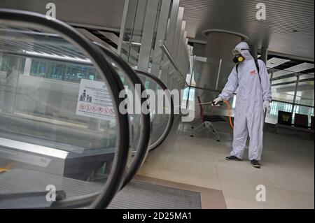 Yogyakarta, Indonésie. 6 octobre 2020. Un travailleur portant une combinaison de protection vaporise du désinfectant à l'aéroport international de Yogyakarta à Yogyakarta, Indonésie, le 6 octobre 2020. Mardi, le nombre total de cas de COVID-19 en Indonésie a atteint 311,176, avec 236,437 personnes récupérées et 11,374 décédées. Crédit: Supriyanto/Xinhua/Alamy Live News Banque D'Images