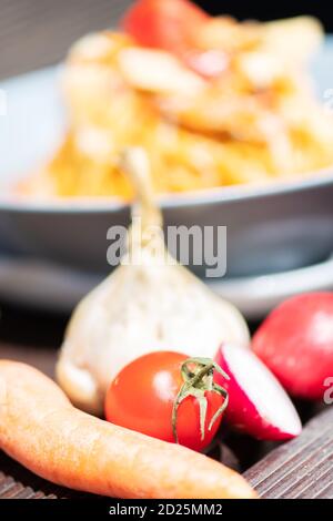 Pâtes, spaghetti au fromage, champignons et tomates. Une alimentation saine. Concentrez-vous sur les légumes. Banque D'Images