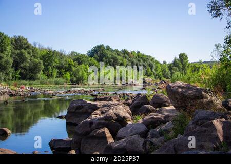Pierres sur la rivière dans les montagnes Banque D'Images