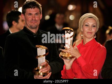 Finnish actor Tommi Korpela and Estonian film producer Katrin Kissa (R)  hold their awards during the closing ceremony of the 7th Marrakesh  International Film Festival December 15, 2007. REUTERS/Rafael Marchante  (MOROCCO Photo Stock - Alamy