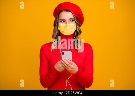 Gros plan portrait d'elle belle-apparence attrayante jolie fille à cheveux ondulés tenir dans les mains cellule à l'écoute rock soul pop musique isolée sur jaune Banque D'Images