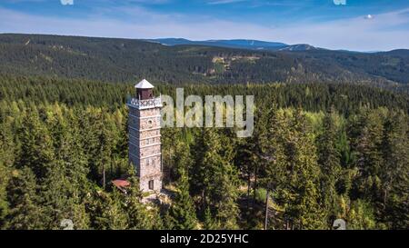 Pajndl, République Tchèque - vue aérienne de l'ancienne tour d'observation en pierre dans les montagnes d'Ore, CZ: Krusne hory. Vue panoramique sur la chaîne de montagnes, la forêt Banque D'Images