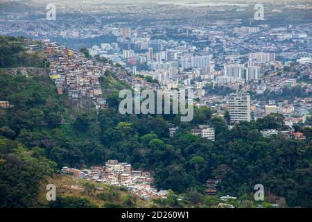 Vue sur le centre-ville de Rio et une communauté de favela slum dans le quartier de Santa Teresa, Rio de Janeiro, Brésil Banque D'Images