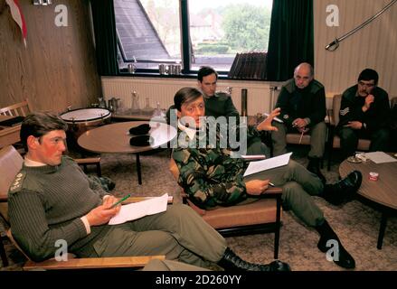 Armée territoriale officiers britanniques des années 1990 mess Queens Own Yeomanry, Cheshire. Duc de Westminster le 6e duc, dans le mess des officiers après le déjeuner, discussion sur les exercices de la journée. HOMER SYKES Banque D'Images