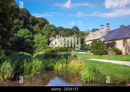 Royaume-Uni, Gloucestershire, Cotswolds. Vue d'été sur un ruisseau et des cottages traditionnels dans le village de Lower Slaughter près de Stow-on-the-Wold Banque D'Images