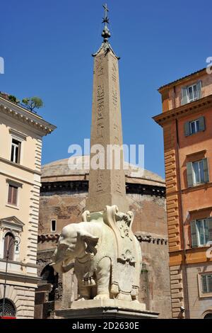 Italie, Rome, Piazza della Minerva, éléphant de Bernini et obélisque appelé Pulcino della Minerva Banque D'Images