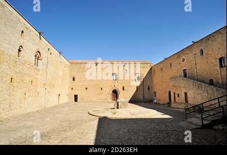 Cour du château normand, Castel Lagopesole, Basilicate, Italie Banque D'Images