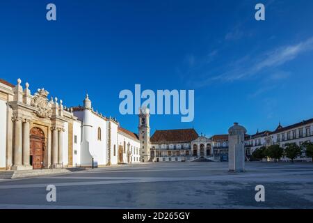 Portugal, Centro, Coimbra. Le Paco das Escolas (cour principale) de l'université, montrant la tour de l'université, entrée principale de la bibliothèque Joanine Banque D'Images