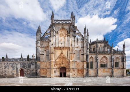 Portugal, Centro, Batalha, la façade décorée avec soin du monastère gothique Manueline de Batalha, site classé au patrimoine mondial de l'UNESCO Banque D'Images