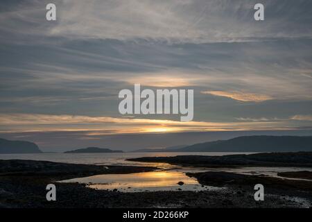 L'île de Mull la vue donnant sur le Loch Na Keal au coucher du soleil avec la chaîne de montagnes au-delà.principale mer loch sur la côte ouest, ou Atlantique o Banque D'Images