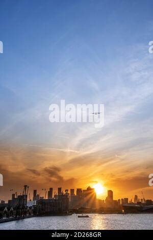 Royaume-Uni, Londres, coucher de soleil, vue imprenable sur la ville de Londres avec avion et grand espace de copie Banque D'Images