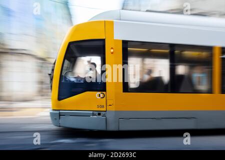 Portugal, Lisbonne, un train léger Siemens Soreframe ou tramway dans le centre-ville Banque D'Images