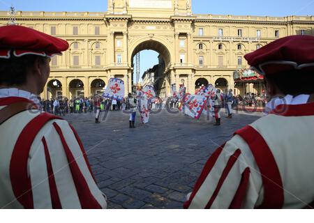 Les participants à l'explosion des cérémonies du Cart ont présenté un spectacle au public à Florence à l'heure de Pâques. Banque D'Images