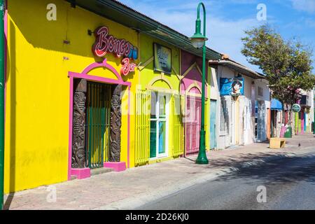 Caraïbes, Antilles néerlandaises, Aruba, rue principale à San Nicolas Banque D'Images