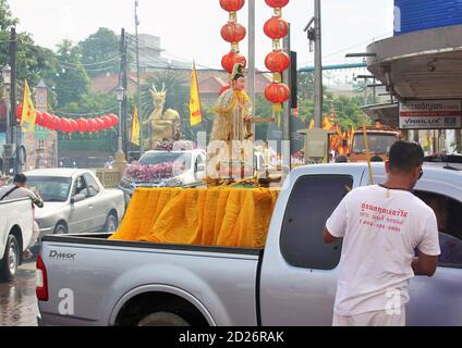 Phuket Town / Thaïlande - 7 octobre 2019: Festival végétarien de Phuket ou Fête des neuf dieux Empereur procession de rue, défilé avec la statue taoïste Banque D'Images