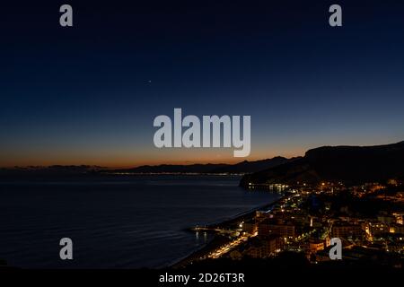 Lune mince sur une plage calme et froide à finale Ligure Banque D'Images