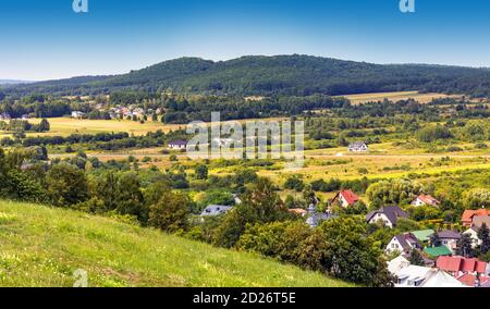 Checiny, Swietokrzyskie / Pologne - 2020/08/16: Vue panoramique sur la ville de Checiny dans les montagnes de Swietokrzyskie vue depuis la forteresse médiévale du Château royal hil Banque D'Images