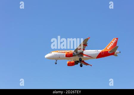 Un Airbus A319-100 Easyjet Europe avec train d'atterrissage vers le bas. Banque D'Images