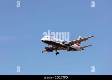 Airbus A319-100 de British Airways avec train d'atterrissage vers le bas. Banque D'Images