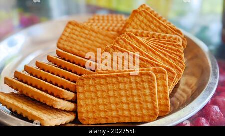 Biscuits de blé dans la plaque d'acier avec fond de noir. Biscuits indiens communément connus sous le nom de Chai-biscuit en Inde Banque D'Images