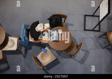 Trieste, Italie - septembre 06: Vue de dessus d'un homme assis à table travaillant avec son carnet dans la salle de presse pendant l'ESOF, Euroscience forum ouvert Banque D'Images