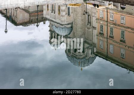 Réflexions de bâtiments (église orthodoxe serbe de Saint Spyridon) dans le Grand Canal, Trieste, Friuli Venezia Giulia, Italie Banque D'Images