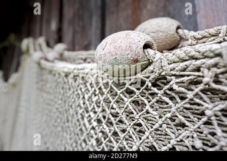 Gros plan d'un filet de pêche recouvert de boue séchée Banque D'Images