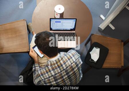 Trieste, Italie - septembre 06: Vue de dessus d'un homme assis à table travaillant avec son carnet dans la salle de presse pendant l'ESOF, Euroscience forum ouvert Banque D'Images