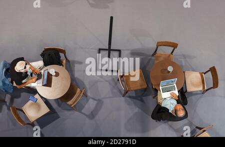 Trieste, Italie - septembre 06: Vue de dessus de deux hommes assis à table travaillant avec son carnet dans la salle de presse pendant l'ESOF, Euroscience ouvert pour Banque D'Images