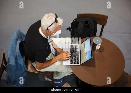 Trieste, Italie - septembre 06: Vue de dessus d'un homme assis à table travaillant avec son carnet dans la salle de presse pendant l'ESOF, Euroscience forum ouvert Banque D'Images