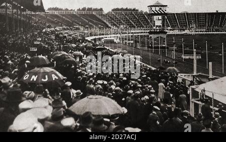 1929 - Graviing était le terme original pour Greyhound Racing - cette photo a été prise à l'ancien stade de White City, Shepherd's Bush à Londres. En 1929, le chien irlandais « Mick the Miller » arrive pour son premier Derby et devient rapidement un nom de famille. Le GRA a déplacé son siège à White City de Belle vue. À l'époque, White City était considéré comme le principal lieu de course en Grande-Bretagne. Le Derby final a eu lieu fin juin avant la réunion finale du 22 septembre 1984, après laquelle la démolition a eu lieu. La piste est devenue le site d'une série de bâtiments de la BBC (British Broadcasting Corporation). Banque D'Images