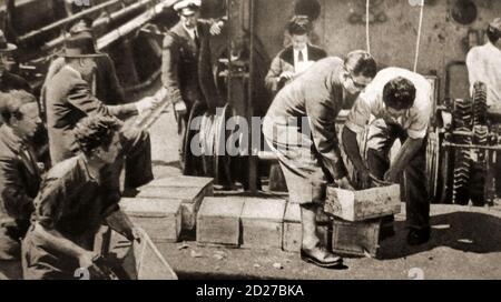 Années 1930 - après 10 ans, le navire de sauvetage italien « Artiglio » récupère le lingots d'or du paquebot « Egypt » submergé de P & O qui a coulé dans le golfe de Gascogne en 1922. L'Artiglio original ('talon') était un navire à vapeur utilisé comme navire de sauvetage par la compagnie de transport SO.RI.ma. (Société pour la récupération maritime) de Gênes. Il a été coulé dans une explosion en 1930. Le dernier navire (celui de la photo) a récupéré le Trésor de l'« Égypte », y compris les pièces de monnaie, les barres et le lingots d'or et l'argent. Banque D'Images