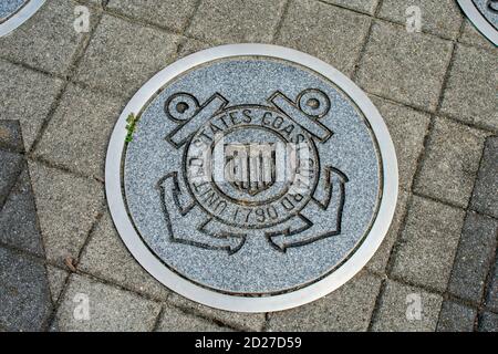 WILDWOOD, NEW JERSEY - 16 septembre 2020 : un symbole circulaire représentant la Garde côtière américaine au sol. Banque D'Images