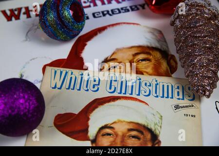 Viersen, Allemagne - juin 9. 2020: Gros plan sur les couvertures de disques en vinyle de Bing Crosby chant blanc noël avec décoration Banque D'Images