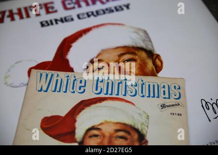 Viersen, Allemagne - juin 9. 2020: Gros plan sur les couvertures de disques en vinyle de Bing Crosby Noël chanson blanc noël Banque D'Images