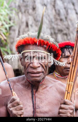 Wamena, Indonésie - 9 janvier 2010 : homme de la tribu Dani en robe traditionnelle, village Dugum Dani, vallée de Baliem en Papouasie, Irian Jaya Banque D'Images