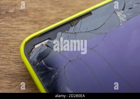 Photo macro d'un téléphone mobile jaune avec un cassé affichage