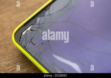 Photo macro d'un téléphone mobile jaune avec un cassé affichage